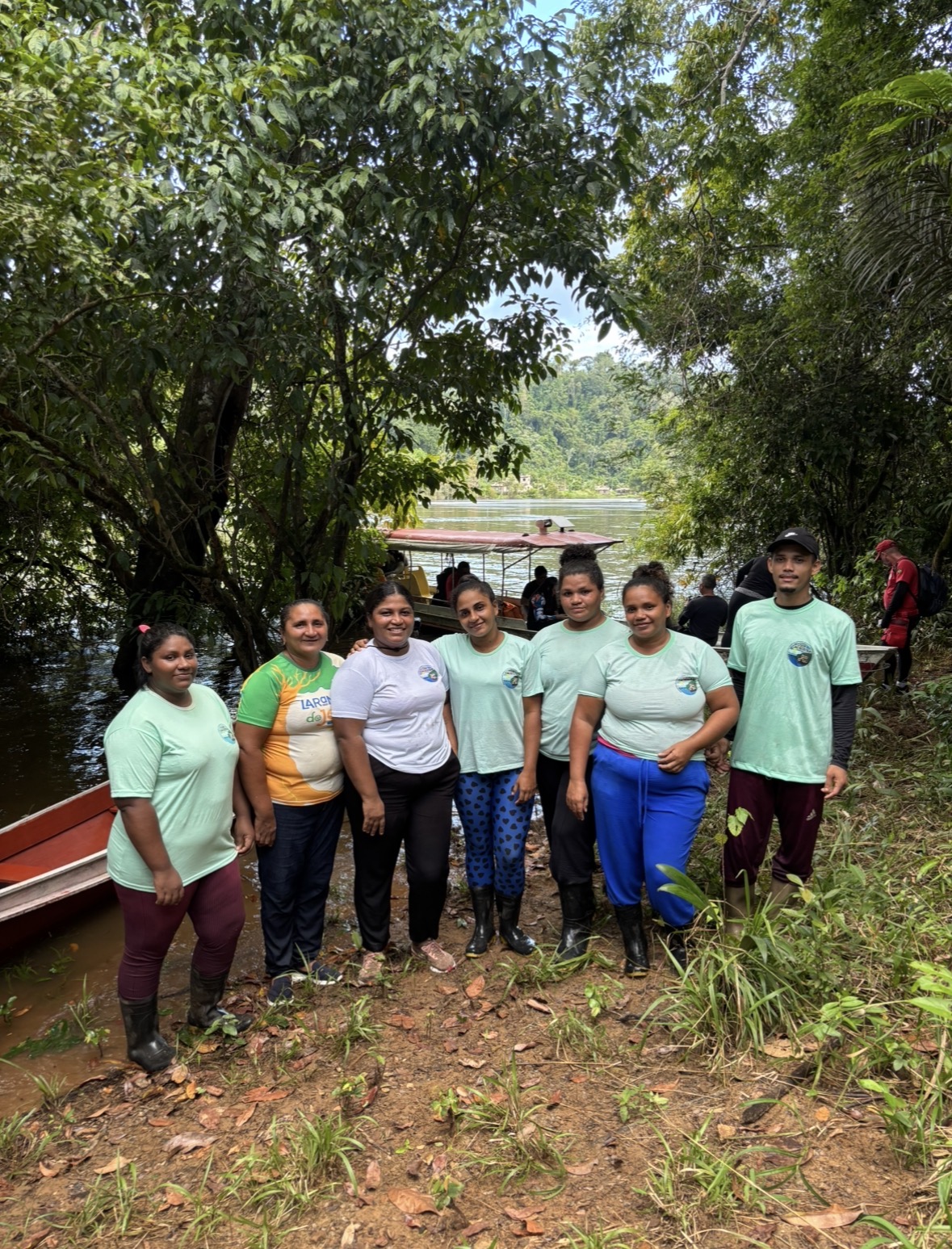 Foto da Cooperativa Coopcachoeira, guias na comunidade Santo Antônio.