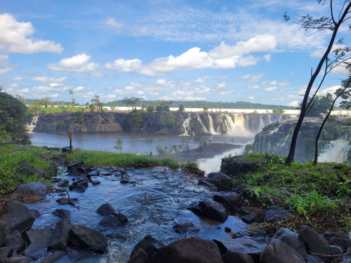 Pessoas se banhando na Cachoeira de Santo Antônio